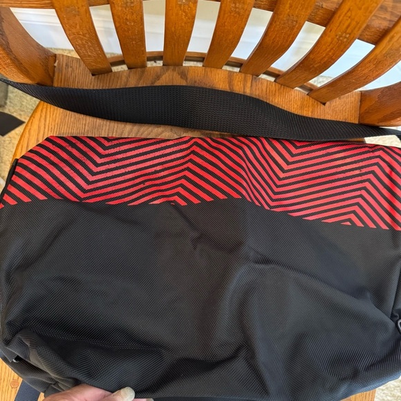 Timbuk2 Messenger Bag Red Black Stripes 19.5”x12.5”x8” Adjustable Strap 50” - Picture 3 of 7